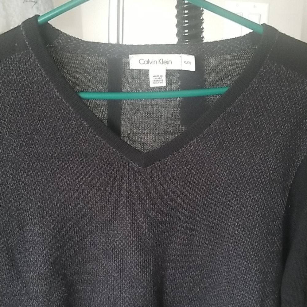 Calvin Klein V neck sweater - Picture 2 of 5